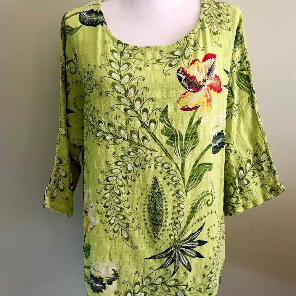 Green top made in Italy. 3/4 sleeve